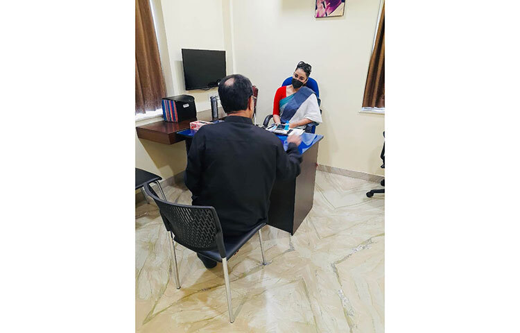 রাজনৈতিক আলোচনায় মগ্ন সায়ন্তিকা। ছবি: ফেসবুক