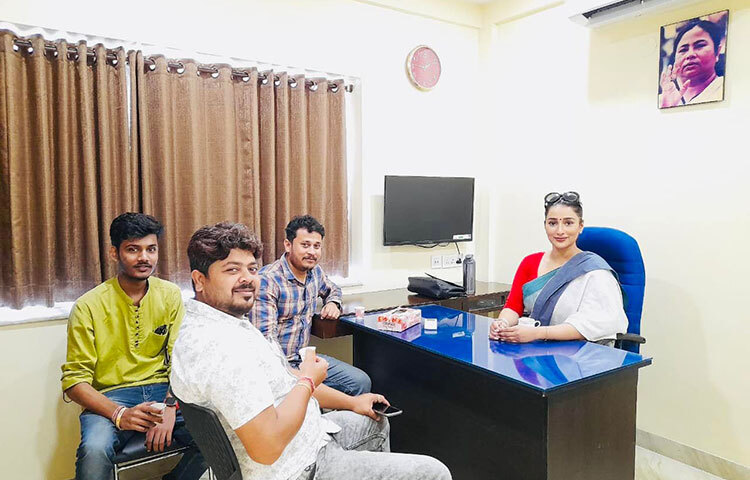 নেতা-কর্মীদের সঙ্গে সায়ন্তিকার চায়ের আসর। ছবি: ফেসবুক