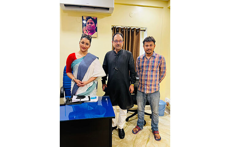 কাজের ফাঁকে ফাঁকে ফটোসেশনও চলছে সায়ন্তিকার। ছবি: ফেসবুক