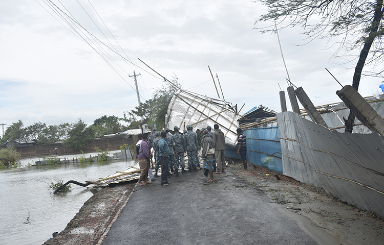 রোববার ভোররাতে ঘূর্ণিঝড় বুলবুল তছনছ করে দেয় সাকিবের কাঁকড়ার খামারের বেড়া। খামারের বেড়িবাঁধ ঠিক থাকলেও উল্টে গেছে টিন ও বাঁশের বেড়া। তাছাড়া বর্তমানে কাঁকড়ার প্রজেক্টের বন্ধ মৌসুম থাকায় খুববেশি ক্ষয়ক্ষতি হয়নি। ছবি: আকরামুল ইসলাম