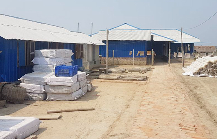 সাকিব আল হাসানের কাঁকড়ার খামার। সাতক্ষীরার শ্যামনগর উপজেলার বুড়িগোয়ালিনী ইউনিয়নের দাতিনাখালি এলাকায় একটি কাঁকড়ার খামার গড়ে তুলেছেন সাকিব।