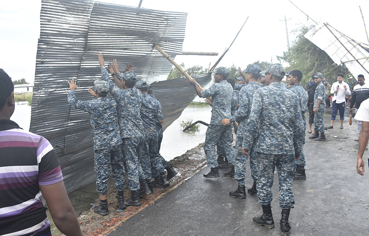 ঘটনাস্থল থেকে আব্দুল্লাহ আল মাহফুজ নামের স্থানীয় এক ব্যক্তি জাগো নিউজকে জানান, ক্রিকেটার সাকিবের কাঁকড়ার খামার ও অন্যদের মাছের ঘের পানিতে সব মিশে গেছে। কোনটা সাকিবের কাঁকড়ার খামার আর কোনটা মাছের ঘের সেটি এখন বোঝা যাচ্ছে না। বৃষ্টির পানিতে তলিয়ে গেছে সব। তবে সাকিবের খামারের বেড়িবাঁধ মজবুত থাকায় বাঁধের কোনো ক্ষতি হয়নি। ছবি: আকরামুল ইসলাম