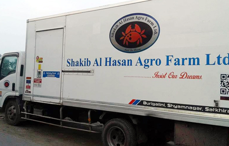 খামারের নাম দিয়েছেন, ‘সাকিব অ্যাগ্রো ফার্ম লিমিটেড’। ৩৫ বিঘা জমির ওপর এই কাঁকড়ার খামার গড়ে তুলেছেন তিনি।