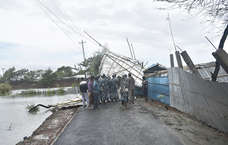 তিনি আরও জানান, ঝড়ে সাকিবের ঘেরের বেড়া উল্টে পড়ে থাকায় বুড়িগোয়ালিনী এলাকায় এসে প্রতিবন্ধকতায় পড়েন নৌবাহিনীর সদস্যরা। পরে তারা বেড়াগুলো সরিয়ে রাস্তার পাশে রেখে দেয়। বুড়িগোয়ালীনি ইউনিয়ন পরিষদের নারী সদস্য লক্ষ্মী রানী শীল জানান, সাকিবের ঘেরের বাঁধ মজবুত হওয়ায় তা ভাঙেনি। তবে পানিতে তলিয়ে গেছে। এছাড়া ঘেরের বেড়া নষ্ট হয়েছে। ছবি: আকরামুল ইসলাম