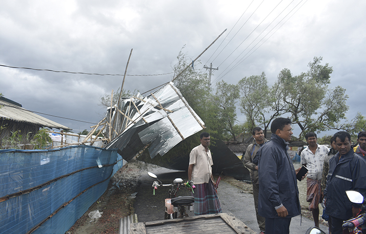 সাকিবের কাঁকড়ার খামারের বিষয়ে তিনি জানান, ক্রিকেটার সাকিবের কাঁকড়ার খামারের কিছু টিনের বেড়া উল্টে গেছে। এছাড়া খামারের টিনের বাসাটিও উল্টে গেছে। তেমন কোনো ক্ষয়ক্ষতি হয়নি। সাকিব অ্যাগ্রো ফার্ম লিমিটেডের সুপারভাইজার তৌফিক রহমান জাগো নিউজ বলেন, মূলত খামারটি এখন বন্ধ রয়েছে। শীতের মৌসুমে তিন মাস কাঁকড়া পাওয়া যায় না। যে কারণে বর্তমানে প্রজেক্ট বন্ধ রয়েছে। ছবি: আকরামুল ইসলাম