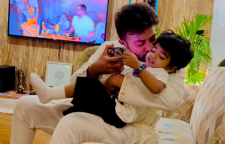 ছেলেকে কোলে নিয়ে আদর করছেন শাকিব খান। আজ বুবলী ফেসবুকে ছেলের ছবি প্রকাশ করেছেন। ছবি: ফেসবুক