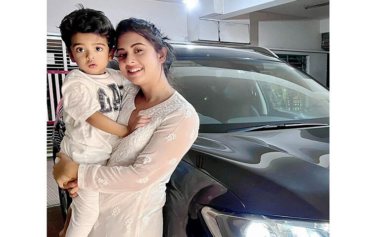 সব কৌতূহল ছাপিয়ে এবার প্রকাশ্যে এলো বুবলীর সন্তান শেহজাদ খান বীর। চাউর হয়েছে সন্তানের বাবা ঢালিউড কিং শাকিব খান। সামাজিক যোগাযোগ ও গণমাধ্যমে শাকিব ও বুবলীর সন্তানের ছবি ছড়িয়ে পড়েছে। ছবি: ফেসবুক