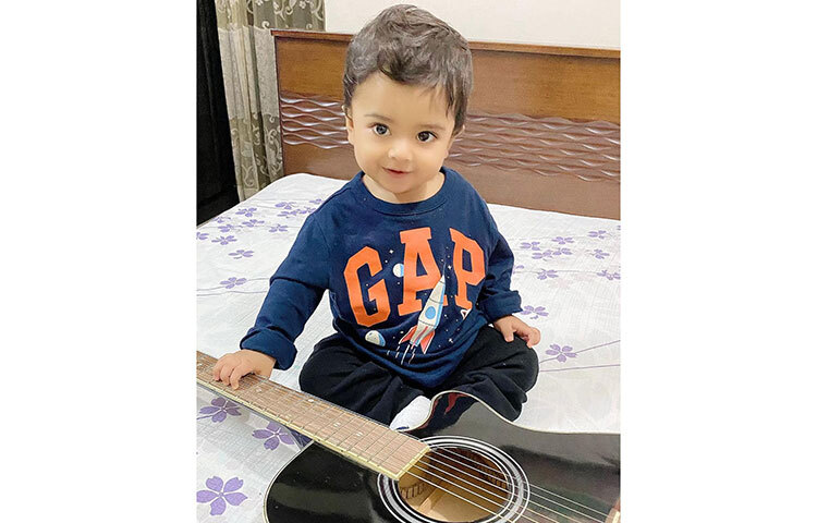 ছবি প্রকাশ করে বুবলী লিখেছেন, ‘আমরা চেয়েছি একটি শুভ দিনক্ষণ দেখে আমাদের সন্তানকে সবার সম্মুখে আনতে। তবে আল্লাহ যা করেন, ভালোর জন্যই করেন, সেই সুখবরটি জানানোর জন্য আর বেশিদিন অপেক্ষা করতে হয়নি।’ ছবি: ফেসবুক