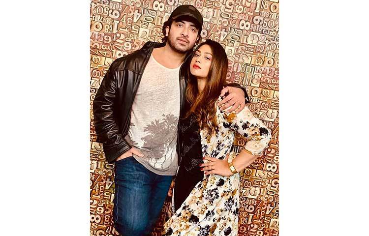 রোমান্টিক মুডে শাকিব-পপি।