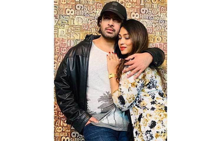 তাদের এই ছবি সামাজিক যোগাযোগমাধ্যমে প্রকাশ করে পপি।