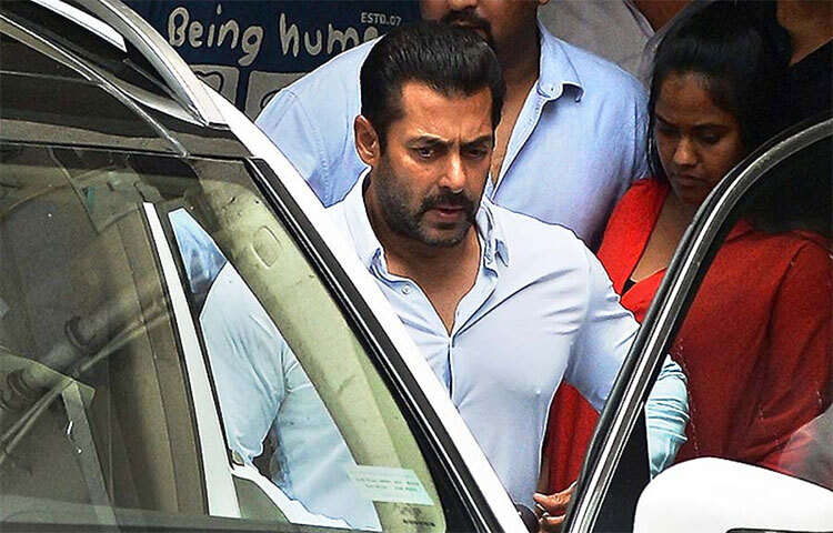 একটি টয়োটা ল্যান্ড ক্রুজার মডেলের গাড়িও সংগ্রহে রয়েছে সালমানের। এই গাড়িটির মূল্যও প্রায় দুকোটি রুপি। ছবি: সংগৃহীত