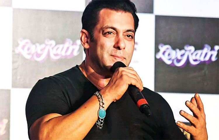 এখানে টি-শার্ট, গয়না এবং ঘড়ি পাওয়া যায়। নিম্নবিত্ত পরিবারের বাচ্চাদের পড়াশোনা এবং স্বাস্থ্য পরিষেবার উন্নতিতে খরচ করে এই সংস্থা। এই সংস্থার মোট সম্পত্তির পরিমাণ ২৩৫ কোটি রুপি। ছবি: সংগৃহীত