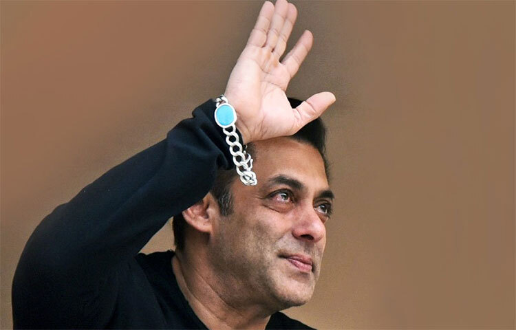 সালমানের সম্পত্তির কথা বললে সবার আগে চোখের সামনে ভেসে ওঠে মুম্বাইয়ের ‘গ্যালাক্সি অ্যাপার্টমেন্ট’-এর ছবি। সাধারণত এই বাড়ির সামনেই ভিড় করে থাকেন ‘ভাইজান’-এর অনুরাগীরা। সংবাদ সংস্থা সূত্রের তথ্য অনুযায়ী, এই বিলাসবহুল বাড়ির মূল্য ১০০ কোটি রুপি। ছবি: সংগৃহীত