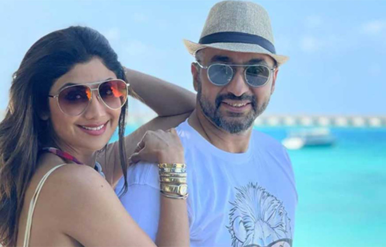 চলতি বছরে ঝড় বয়ে গিয়েছে এই দম্পতির উপর দিয়ে। পর্ন ছবি তৈরির অভিযোগে গ্রেফতার হয়েছিলেন রাজ। প্রায় দুইমাস হাজতবাসের পরে জামিন পেয়েছেন তিনি। তিক্ত অভিজ্ঞতা ভুলে এখন ভালো থাকার চেষ্টায় রাজ-শিল্পা। ছবি: সংগৃহীত