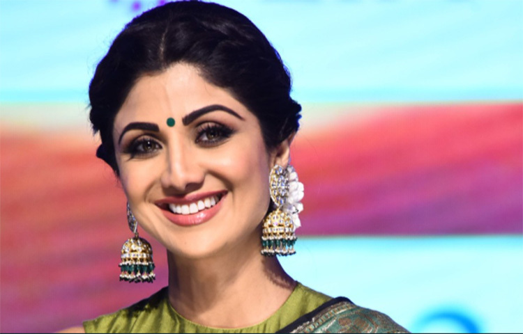 জবাব মিলবে শিল্পার ইনস্টাগ্রামে চোখ রাখলেই। প্রথম ছবির কিছু ঝলক পোস্ট করেছেন তিনি। আর সেখানেই তিন দশক আগের চেহারায় নায়িকার সঙ্গে দেখা। ছবি: সংগৃহীত