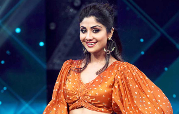 নিজেকে বদলে ফেলার কথা প্রকাশ্যে স্বীকার করেছেন করেছেন শিল্পা। অতীতে সংবাদমাধ্যমকে তিনি বলেন, ‘হ্যাঁ’। আমি নাকের আকার পরিবর্তন করিয়েছি। তাতে কী হয়েছে?’ শিল্পা মনে করেন, এই অস্ত্রোপচারের কারণেই তাকে আরও সুন্দর লাগে। ছবি: সংগৃহীত