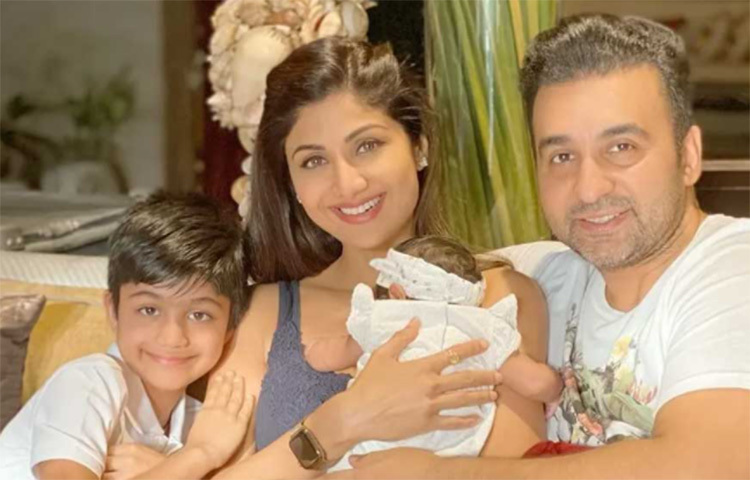 শিল্পা জানতে পেরেছিলেন, তার সমান্তরালে টুইঙ্কেল খান্নার সঙ্গেও সম্পর্ক রেখেছিলেন অক্ষয়। তার পরেই অভিনেতার কাছ থেকে নিজেকে সরিয়ে নেন তিনি। ছবি: সংগৃহীত