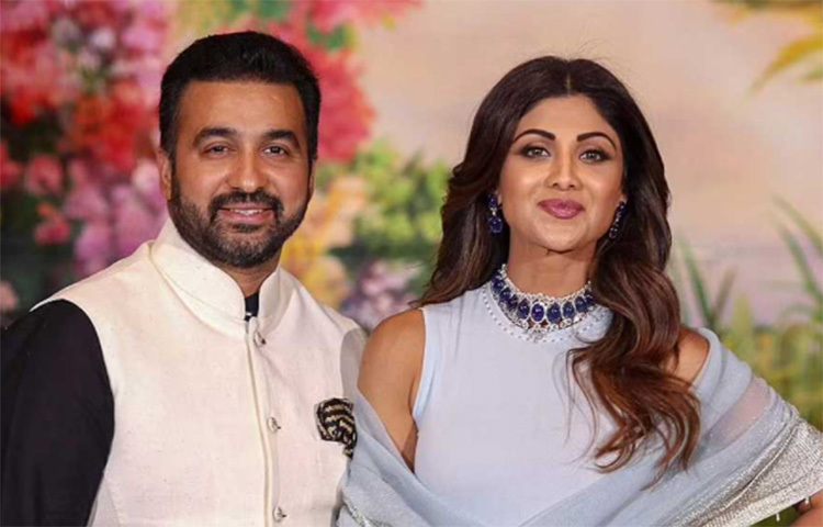 এরপর কেটেছে অনেক বছর। নিজেকে গুছিয়ে নিয়েছেন শিল্পা। ২০০৯ সালে ব্যবসায়ী রাজ কুন্দ্রাকে বিয়ে করেন তিনি। দম্পতির জীবনে এসেছে দুই সন্তান। ছবি: সংগৃহীত