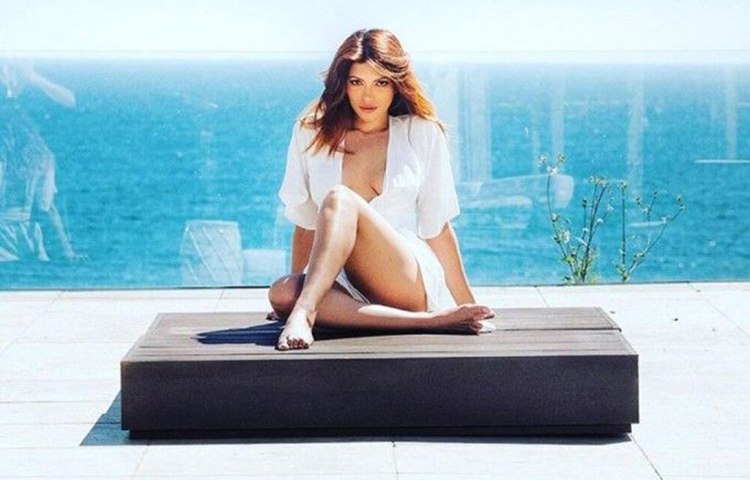 বিশেষ ফটোশুটে শামা সিকান্দার।