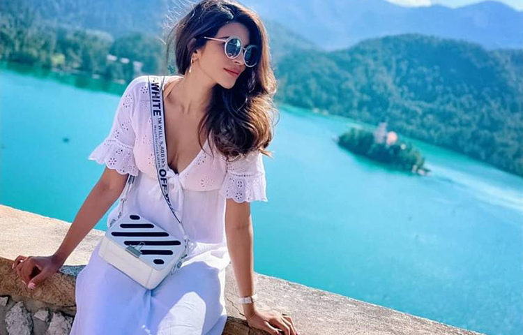 তিনি পোস্ট করেছেন তার ফটোশুটের ছবি।