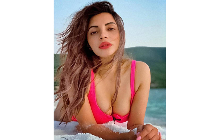 পাহাড়ি লেকে শামার ফটোশুট।