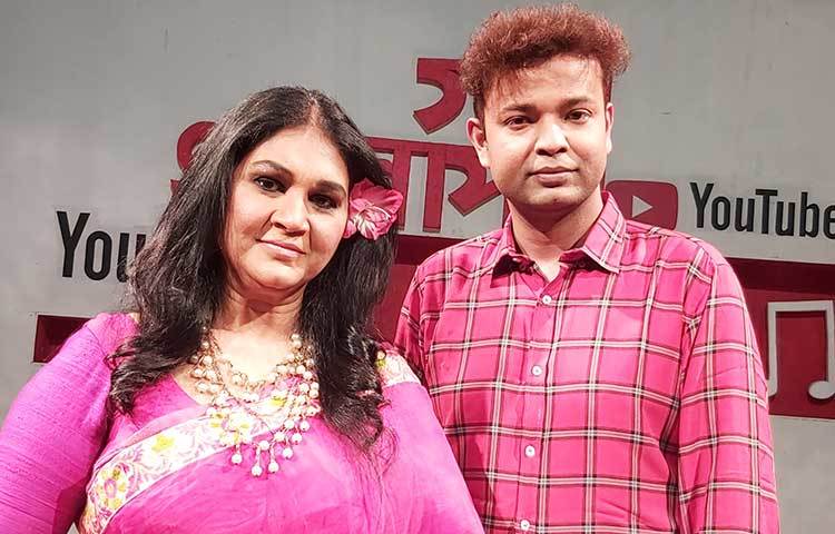 সামিনা চৌধুরী কথা বলেছেন নিজের জনপ্রিয় কিছু গান এবং গানগুলোর ভিডিও তথা মিউজিক ভিডিও সম্পর্কে। আর তার আলাপচারিতার ফাঁকে ফাঁকে থাকছে সেইসব ভিডিওর সম্প্রচার। থাকছে তার গাওয়া জনপ্রিয় কিছু চলচ্চিত্রের গানের সম্প্রচারও।