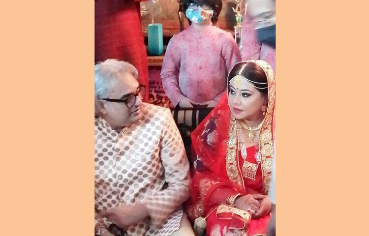 নব্বই দশক মাতানো অভিনেত্রী শমী কায়সারের এটি তৃতীয় বিয়ে। শমী-রেজার চেনা জানা বছর খানেক আগে থেকেই। পূর্ব পরিচয়ের সূত্রে প্রেম ও বিয়ে। বর রেজা আমিন সুমনেরও এটি দ্বিতীয় বিয়ে। তার আগের সংসারে দুই সন্তান রয়েছে।