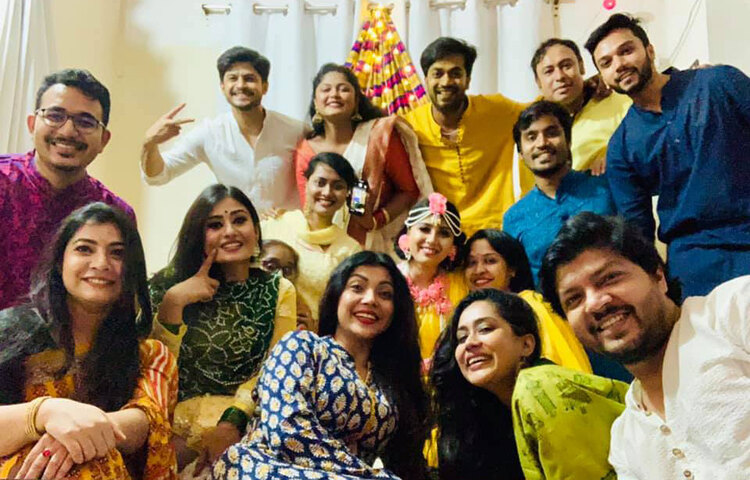 শ্যামল মাওলার বিয়েতে এসেছিলেন অভিনেতা কল্যাণ কোরাইয়া, নিলয় আলমগীর, মৌসুমী হামিদ প্রমুখ। শনিবার সন্ধ্যায় রাজধানীর একটি রেস্টুরেন্টে দুই পরিবারের সদস্যদের উপস্থিতিতে বিয়ের আনুষ্ঠানিকতা সম্পন্ন হবে। সেখানে উপস্থিত থাকবেন বর-কনের বন্ধুরাও।