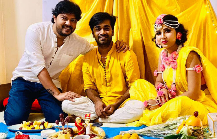 প্রসঙ্গত, এটি শ্যামল মাওলার দ্বিতীয় বিয়ে। এর আগে প্রথম স্ত্রী নন্দিতার সঙ্গে তিন বছরের সংসার ছিল তার। সেই সংসারে শ্রেয়ণ নামে তাদের একটি পুত্রসন্তানও রয়েছে।