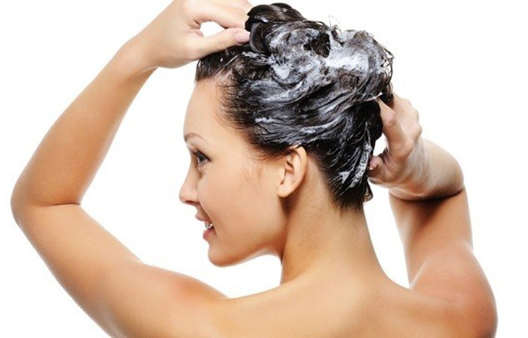 চুল নিয়ে আমরা প্রত্যেকেই কম-বেশি চিন্তিত। করোনাকালে স্পা কিংবা স্যালুনে গিয়ে চুলের পরিচর্যা যেহেতু একটু কমে গিয়েছে, তাই বাড়িতে বসেই নিতে হবে চুলের যত্ন। এক্ষেত্রে অনেকেই ভাবেন, বাইরে বেরনো কম হচ্ছে বলে শ্যাম্পুর পরিমাণ সপ্তাহে কমানোই ভালো। কিন্তু চুলের যত্নে শ্যাম্পু কিন্তু সপ্তাহে ২-৩ বার করতেই হবে। ছবি: সংগৃহীত