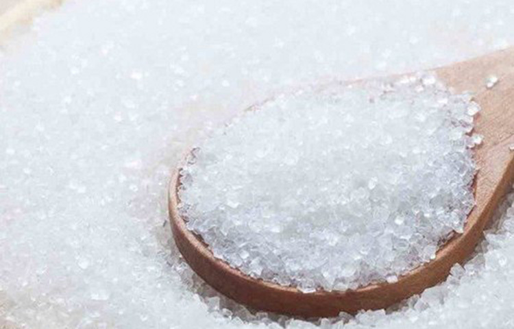 অনেক সময় শ্যাম্পু করার পরও আমাদের চুলে সেই উজ্জ্বলতাটা আসে না। ১ চামচ চিনির সঙ্গে শ্যাম্পু মিশিয়ে মাখলে চুল ফিরে পাবে তার স্বাভাবিক উজ্জ্বলতা। ছবি: সংগৃহীত