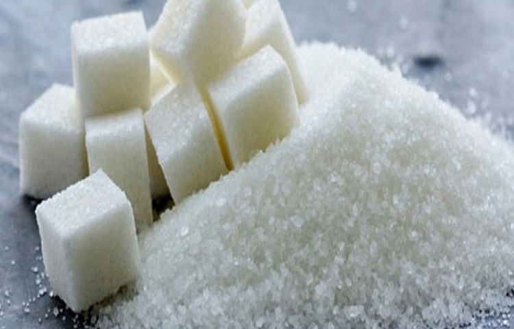 কারো কারো ক্ষেত্রে শ্যাম্পু করার পর চুল খুব শুষ্ক হয়ে যায়। শ্যাম্পুর সঙ্গে চিনি মেশালে চুল হবে আর্দ্র। ছবি: সংগৃহীত