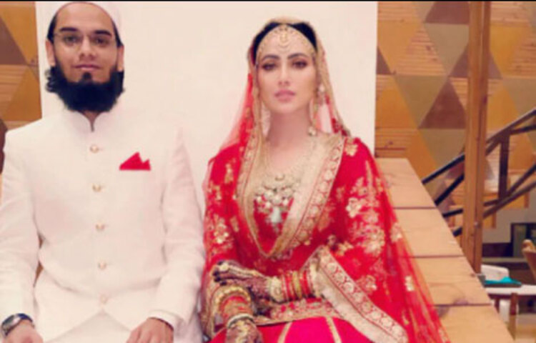 সানা আরো বলেছেন ‘আল্লাহর জন্যই একের অপরকে ভালোবেসেছেন। আল্লাহর জন্য শাদিও করেছেন। এই দুনিয়ায় আল্লাহ আমাদের একসঙ্গে রাখুন। জান্নাতেও যেন আবার মিলিয়ে দেন।’ ছবি: সংগৃহীত