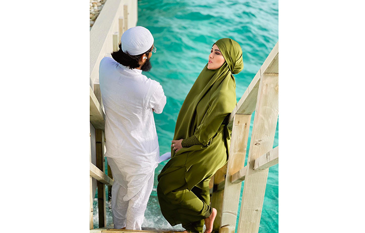 অভিনয় ছেড়ে মাওলানা মুফতি আনাসকে বিয়ে করে তুমুল আলোচনায় এসেছিলেন সানা খান। এবার ঘুরতে যাওয়ার ছবি ভাইরাল হয়েছে। ছবি: ফেসবুক