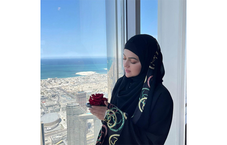 বুর্জ খলিফা বিশ্বের সবচেয়ে উচ্চতম স্থাপনা। সেখানে বসে পৃথিবীকে দেখার মজাই আলাদা। আর সেই বুর্জ খলিফায় বসেই যদি সকালের নাস্তা খাওয়া যায় তাহলে কোনো কথাই নেই! বিশ্বের উচ্চতম স্থাপনার ১২২ তলায় বসেই স্বামী আনাস সাইদের সঙ্গে সকালের নাস্তা করলেন সানা। ছবি: সংগৃহীত