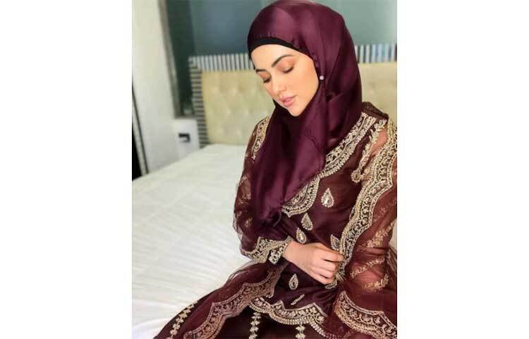 পুরো ঘটনার কথা ইনস্টাগ্রামের মাধ্যমে জানিয়েছেন তিনি। ইনস্টাগ্রামে একটি লম্বা পোস্ট লিখেছেন সানা খান। তিনি লিখেছেন, কয়েকজন দীর্ঘদিন ধরেই আমার সম্পর্কে নেতিবাচক ভিডিও তৈরির চেষ্টায় লেগে গিয়েছেন। এরপরও আমি ধৈর্যে ধরে থেকেছি। কিন্তু সম্প্রতি এক ব্যক্তি আমার অতীত জীবন সম্পর্কে ভুল ও ভিত্তিহীন বিষয় নিয়ে ভিডিও তৈরি করেছেন। আপনার কী জানা নেই যে, যে কাজ কোনো ব্যক্তি ছেড়ে দিয়েছে, সেই কাজের কথা তাকে মনে করিয়ে দেয়া অন্যায়। আমার এজন্য খুব খারাপ লেগেছে। ছবি: সংগৃহীত