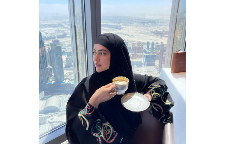 আনাস সাইদ ও সানা খানের নাস্তার মেনুতে নানান পদের সঙ্গে ছিল কফি। সেটা আবার সোনায় মোড়া কাপে করে দেয়া হয়েছিল। এই কফির দাম যে আকাশছোঁয়া হবে, তা ধরেই নেয়া যায়। ছবি: সংগৃহীত