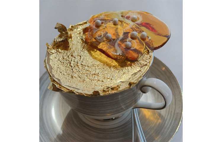 বুর্জ খলিফায় নাস্তা করার ছবি শেয়ার করে সানা খান লিখেছেন, ‘যখন আপনার স্বামী চমকে দিতে উচ্চতম বুর্জ খলিফায় সকালের নাস্তার জন্য নিয়ে যান’ নিচে লিখেছেন গোল্ড প্লেটেড কফি। ছবি: সংগৃহীত