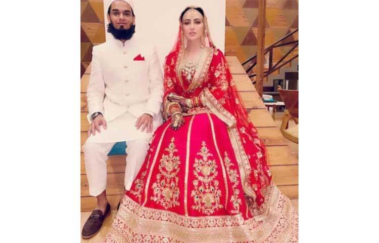 এর একমাস পরেই সানা খান মাওলানা সৈয়দ আনাসকে বিয়ে করেন। সানা ও আনাসের বিয়ে এবং মধুচন্দ্রিমার ছবি সোশ্যাল মিডিয়ায় বেশ নজর কেড়েছিল। ছবি: সংগৃহীত