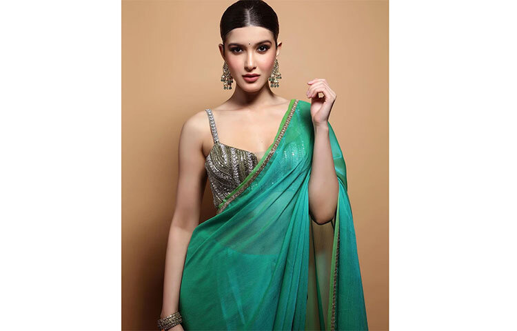 সবুজ শাড়িতে মোহময়ী শানায়া। ছবি: সংগৃহীত