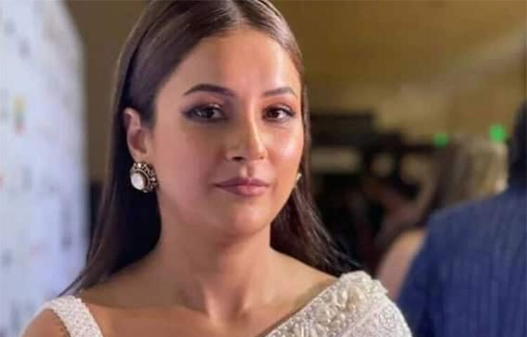 এখন তিনি সালমান খানের ছবি দিয়ে বলিউডের বড় পর্দায় আত্মপ্রকাশ করতে যাচ্ছেন। সম্প্রতি পাপারাৎজিদের পক্ষ থেকে শেহনাজ গিলকে তার আগামী ছবি সম্পর্কে কিছু বলতে বলা হয়। ছবি: সংগৃহীত