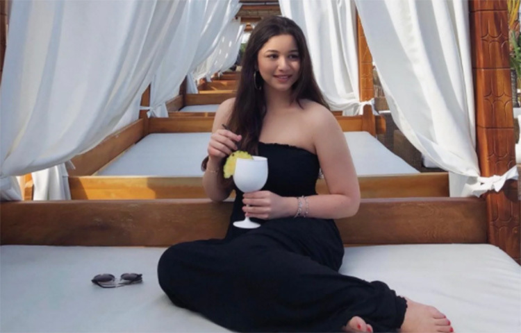 সারা টেন্ডুলকার লন্ডন বিশ্ববিদ্যালয় থেকে স্নাতক পাশ করেছেন। সারা জীবনের অন্যতম গুরুত্বপূর্ণ মুহূর্ত অর্থাৎ স্নাতকের সময়ে উপস্থিত ছিলেন শচিন টেন্ডুলকার ও তার স্ত্রী অঞ্জলি টেন্ডুলকার। সারা বেশিরভাগ সময়েই মুম্বাই ও লন্ডনে ঘুরে ফিরে থাকেন। ছবি: সংগৃহীত