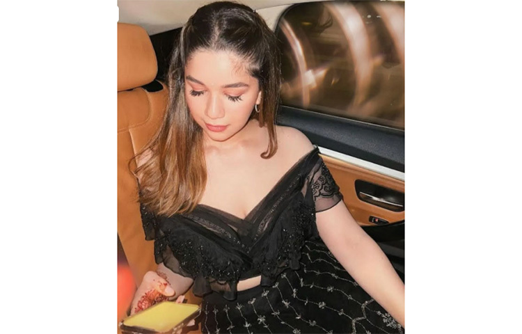 এবারের দীপাবলিতে সারা বেশ কয়েকটি ছবি সোশ্যাল মিডিয়ায় আপলোড করেছেন। যেখানে কালো রঙের লেহেঙ্গা অফ শোল্ডার বক্ষবাস পরেছেন সারা। ছবি: সংগৃহীত