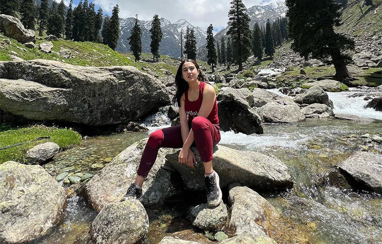 সম্প্রতি কাশ্মীর গিয়েছিলেন সারা। আবারও পাহাড়ের কোলে দেখা গেছে তাকে। ছবি: সংগৃহীত