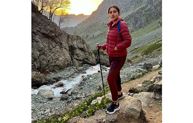 সারাকে দেখেই বোঝা যাচ্ছে পাড়া ট্রেকিংয়ে গিয়েছিলেন। ছবি: সংগৃহীত