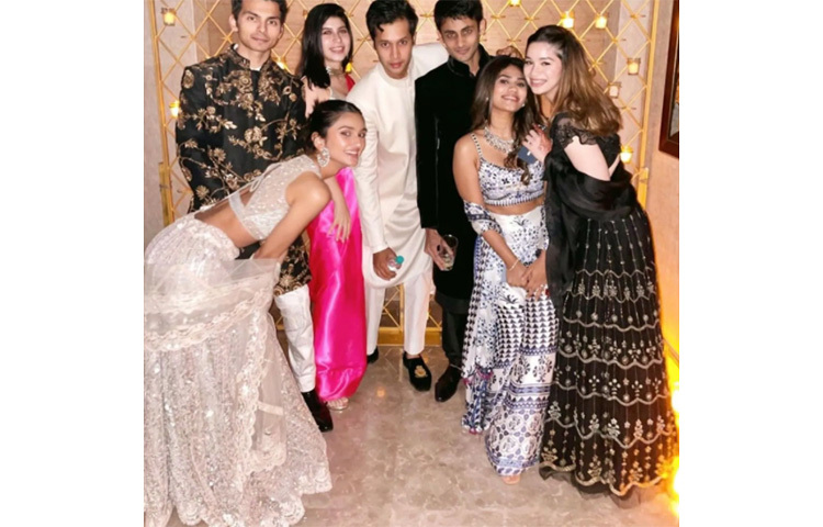 বন্ধুদের সঙ্গে দীপাবলির আনন্দে মুখরিত সারা সেই ছবিও শেয়ার করেছেন সোশ্যাল মিডিয়ায়। ছবি: সংগৃহীত