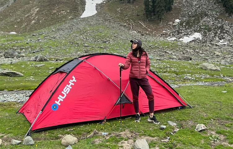 পাহাড়ের কোলে তাঁবুতেই রাত কাটছে নবাবকন্যার। অ্যাডভেঞ্চার চুটিয়ে উপভোগ করেছেন সারা। ছবি: সংগৃহীত