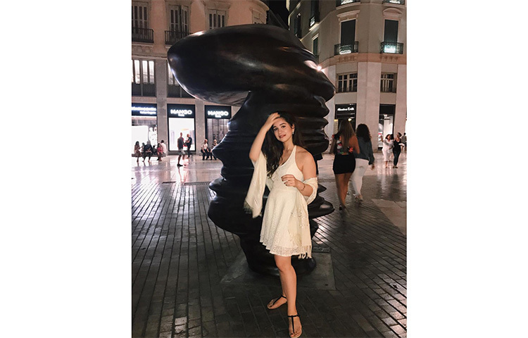 শোনা যায় তরুণ ক্রিকেটার শুভমান গিলের সঙ্গে সম্পর্কে রয়েছেন সারা। তবে এ ব্যাপারে এখনো মুখ খোলেননি শচিনকন্যা। ছবি: সংগৃহীত