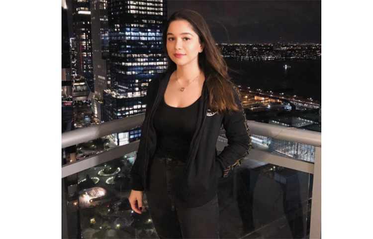 সারা তার সৌন্দর্য ও ড্রেসিং সেন্সের জন্যই বিশেষভাবেই পরিচিত। বিগত বেশ লম্বা সময় ধরেই সারা ভারতীয় ক্রিকেটের উঠতি তারকা শুভমান গিলের সঙ্গে সংযুক্ত। যদিও এই বিষয় নিয়ে এখনও সারা, শচিন এই বিষয় নিয়ে বিশেষ কোনো আলোকপাত করেননি। ছবি: সংগৃহীত