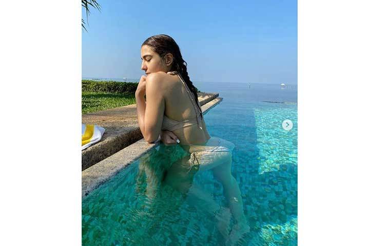 কুলি নম্বর ওয়ান-এর শুটিং শেষ করে খ্রিস্টমাসে মেতে ওঠেন সারা আলি খান।